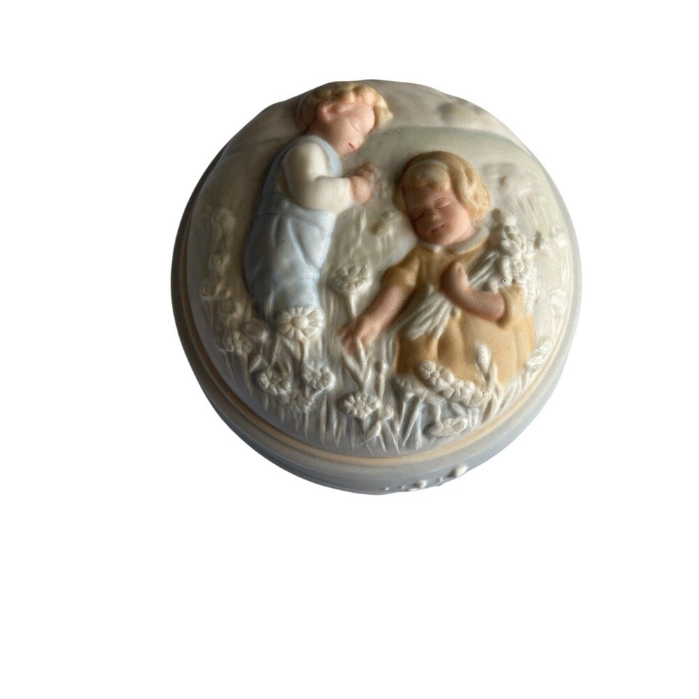 Avon “Golden Dreams” 1985 Porcelain Music Box Vintage Pastels Good condition